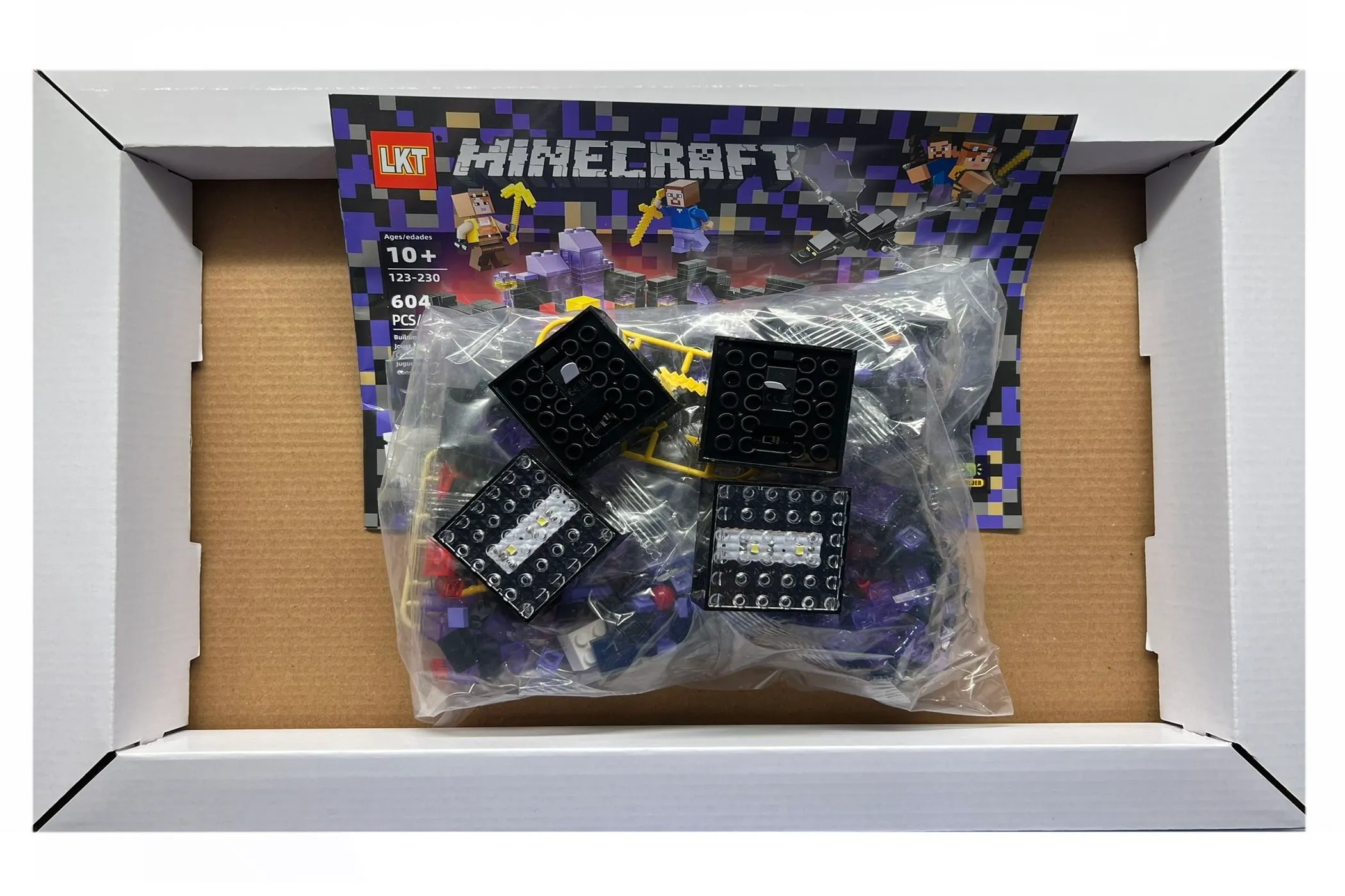 Set de constructie LKT Minecraft cu lampa LED 548 / 604 piese tip lego