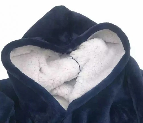 Patura cu maneci stil hanorac cu gluga si buzunar Huggle Hoodie