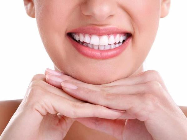 Tratament natural pentru albirea dintilor cu ingrediente active