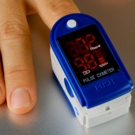 Dispozitiv de Masurat Saturatie Oxigen si Puls pentru Deget - Pulsoximetru / Oximetru